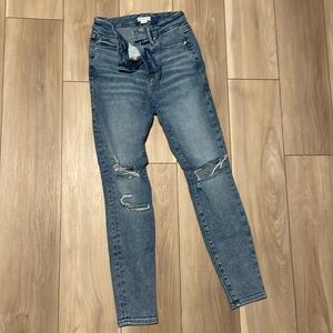 Good American skinny ripped jeans. Size 6/28